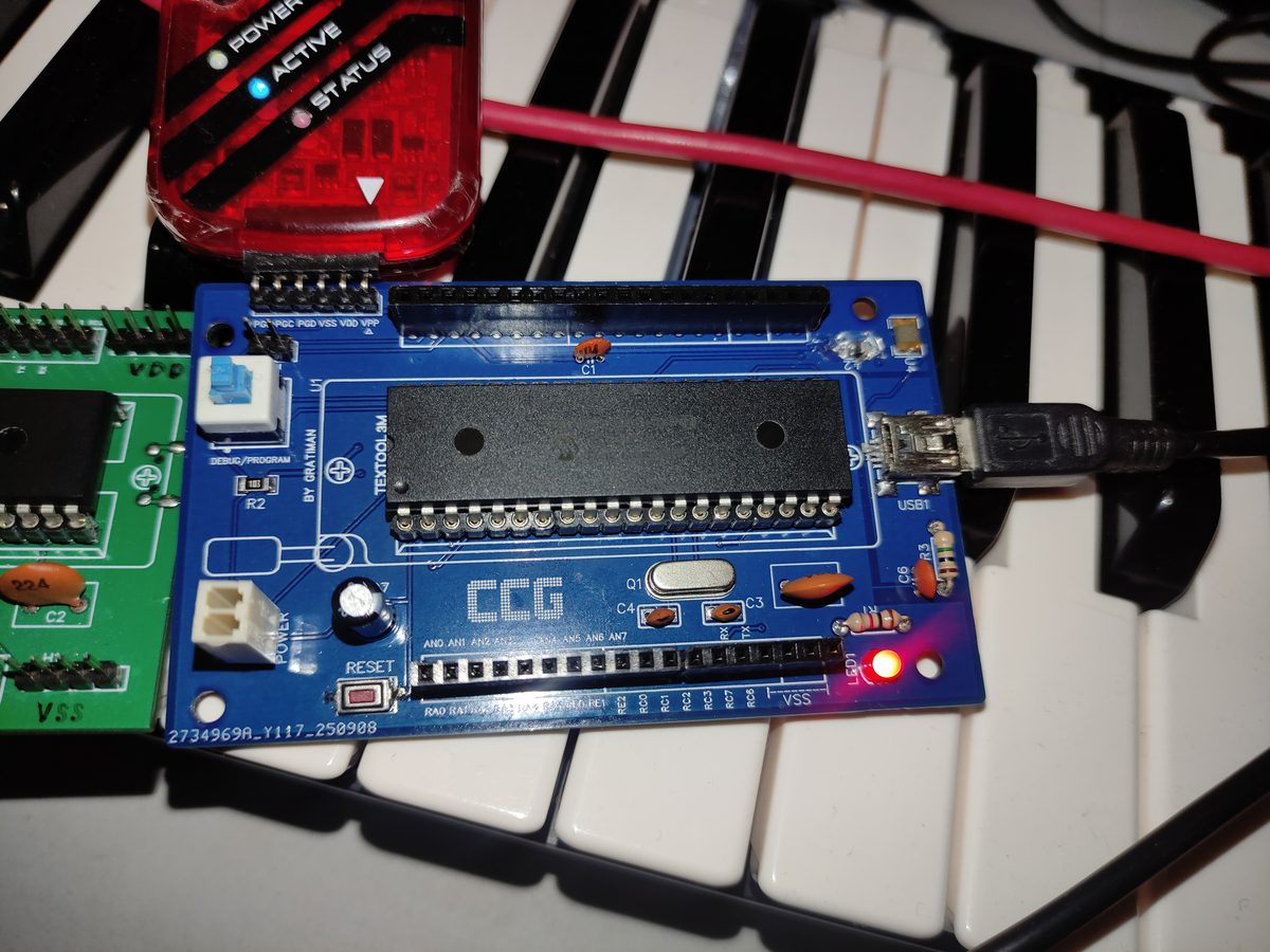 Controlador MIDI a medida funcionando en un teclado de órgano