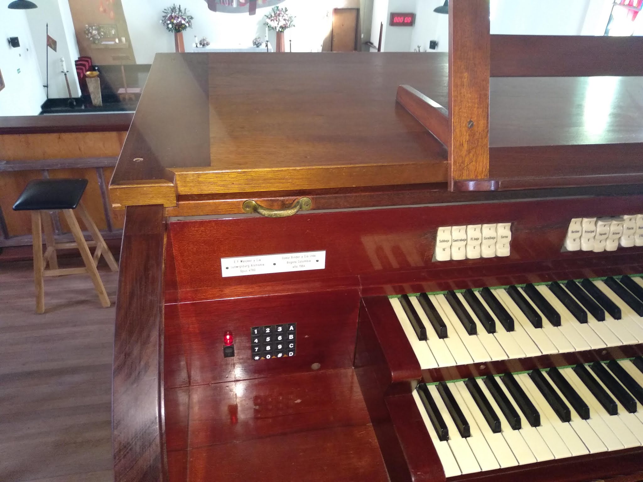 Consola de órgano con teclado numérico para indicador de himnos, Parroquia San Miguel Arcángel, Bogotá